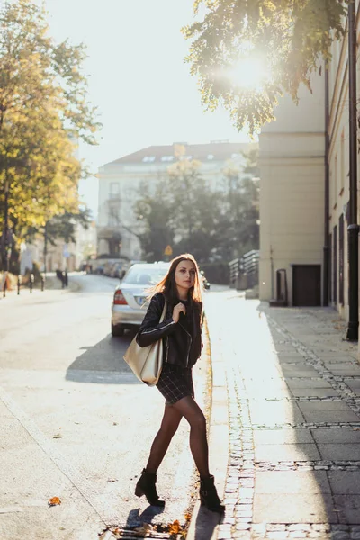 Giovane ragazza di moda a piedi per strada — Foto Stock