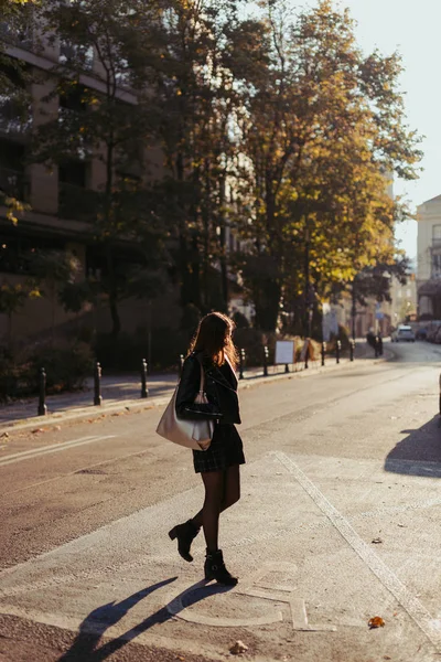 Jeune fille de la mode marcher dans la rue — Photo