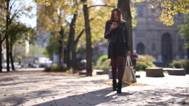 Genç Moda kız yürüyüş sokak