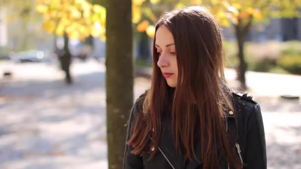 Genç Moda kız yürüyüş sokak — Stok video