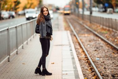 Onun troleybüs için güzel kız bekleyin