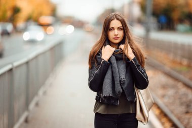 Onun troleybüs için güzel kız bekleyin