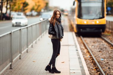 Onun troleybüs için güzel kız bekleyin