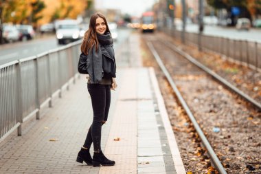 Onun troleybüs için güzel kız bekleyin