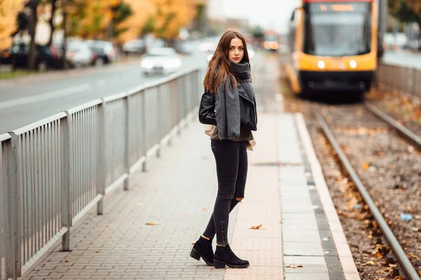 Vacker flicka vänta på hennes trådbuss — Stockfoto