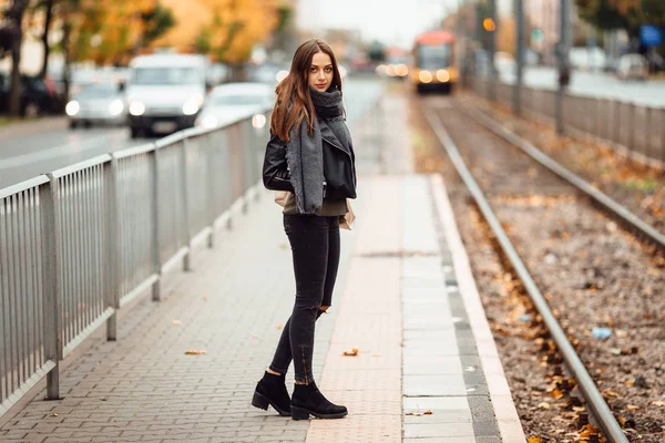 Belle fille attendre pour son trolleybus — Photo