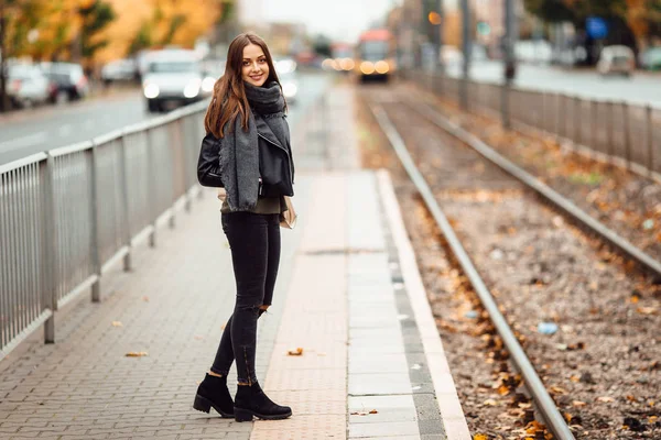 Onun troleybüs için güzel kız bekleyin