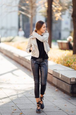 Bir kız yürüyüş bulanıklık arka plan ile sokakta