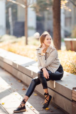 Güzel kadın sit tezgah ve gülümseme