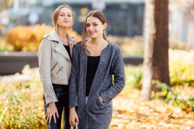 İki kız tezgah ve kamera lauch oturmak