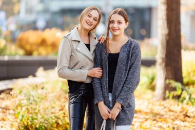 İki kız tezgah ve kamera lauch oturmak