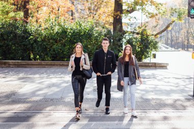 Üç arkadaş sokakta yürümek