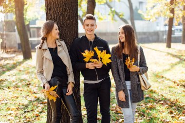 Üç arkadaş sokakta yürümek