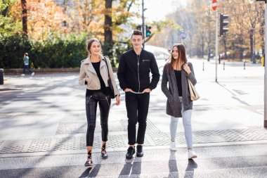 Üç arkadaş sokakta yürümek