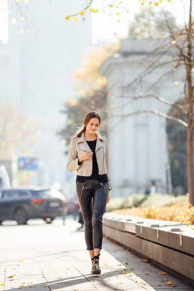 Une fille marche dans la rue avec un fond flou — Photo