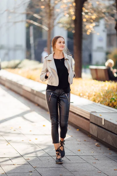 Une fille marche dans la rue avec un fond flou — Photo