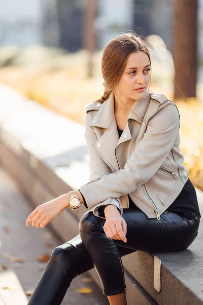 Bella donna sedersi sulla panchina e sorridere — Foto Stock