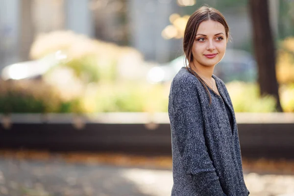 Fille debout dans la rue et sourire à la caméra — Photo