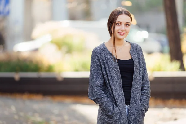 Fille debout dans la rue et sourire à la caméra — Photo