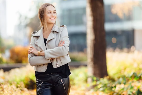 Vacker kvinna sitta på bänken och leende — Stockfoto