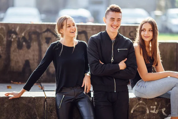 Drie vrienden op het park zitten en praten — Stockfoto