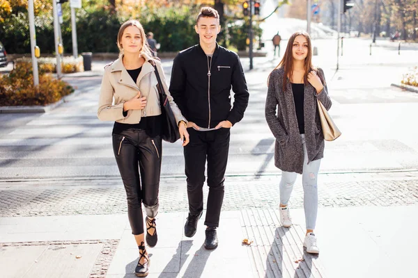 Tre amici camminano per strada — Foto Stock