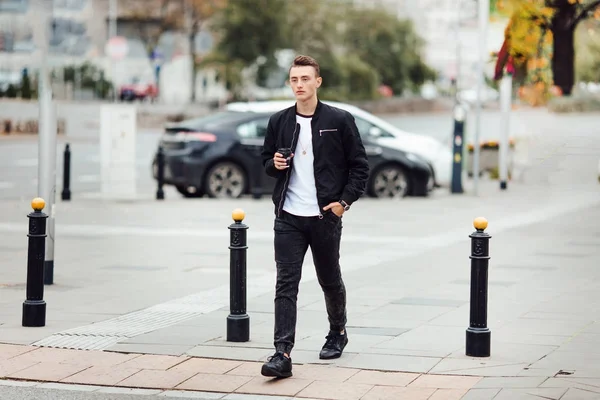 Hombre caminar en la calle con una taza de café —  Fotos de Stock