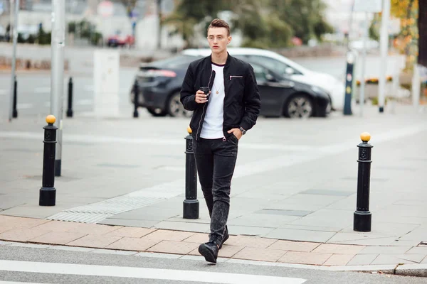 Hombre caminar en la calle con una taza de café —  Fotos de Stock