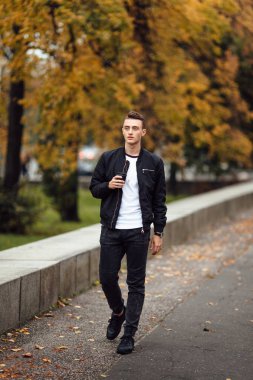 Bir fincan kahve ile sokakta adam yürüyüş