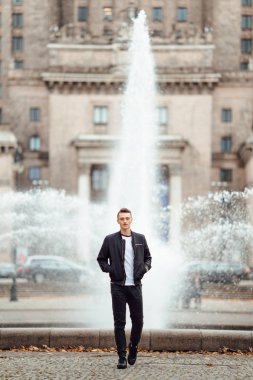 Bir fincan kahve ile sokakta adam yürüyüş