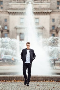 Bir fincan kahve ile sokakta adam yürüyüş