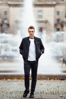 Bir fincan kahve ile sokakta adam yürüyüş