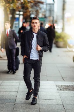 Bir fincan kahve ile sokakta adam yürüyüş