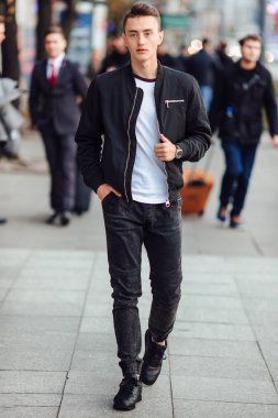 Bir fincan kahve ile sokakta adam yürüyüş