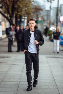 Bir fincan kahve ile sokakta adam yürüyüş