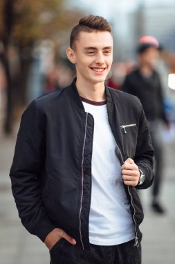 Bir fincan kahve ile sokakta adam yürüyüş