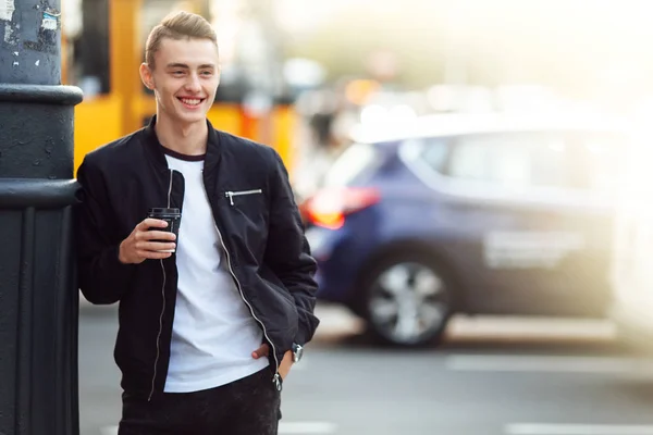 Hombre caminar en la calle con una taza de café —  Fotos de Stock