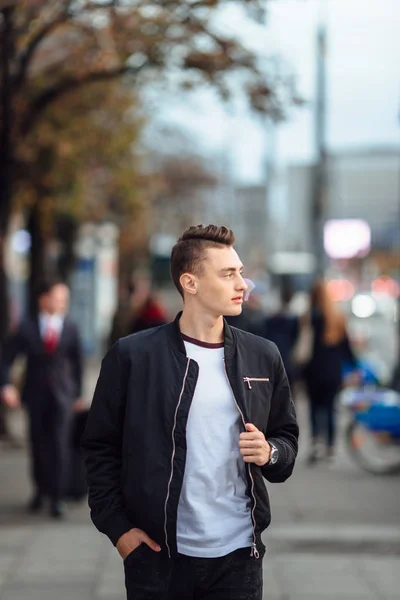 Hombre caminar en la calle con una taza de café — Foto de Stock