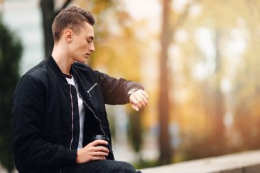 Genç çocuk bakmak onun izlemek ve gülümseme