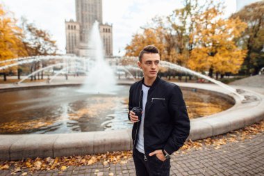 Adam fincan kahve ile telefonda konuşmak