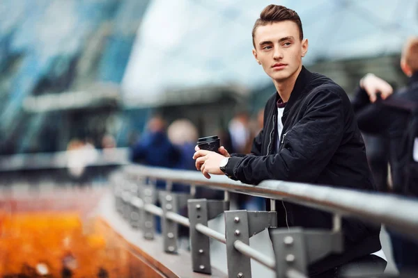 Homme avec tasse de café parler sur son téléphone — Photo