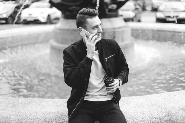 Mannen med kopp kaffe prata på sin telefon — Stockfoto