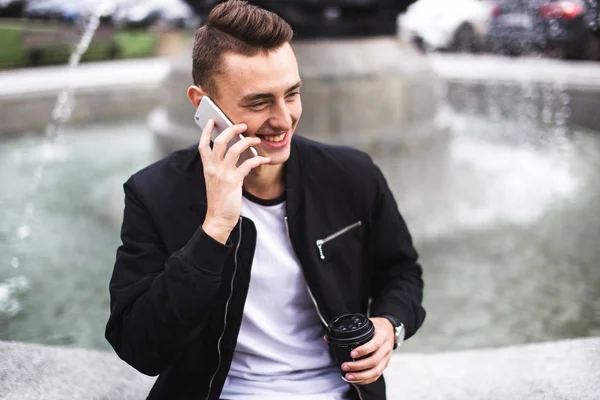 Hombre con taza de café hablar en su teléfono —  Fotos de Stock