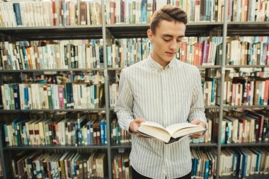 Adam stsnd Kütüphane ve okuma kitabı ile bulanıklık arka plan güneş 