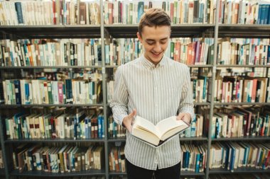 Adam stsnd Kütüphane ve okuma kitabı ile bulanıklık arka plan güneş 