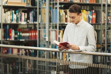 Adam stsnd Kütüphane ve okuma kitabı ile bulanıklık arka plan güneş 