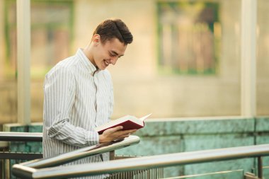 Adam stsnd Kütüphane ve okuma kitabı ile bulanıklık arka plan güneş 