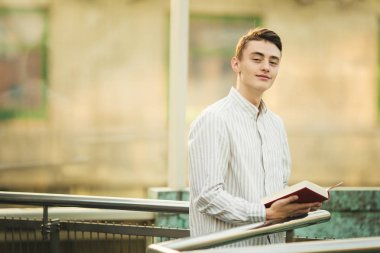 Adam stsnd Kütüphane ve okuma kitabı ile bulanıklık arka plan güneş 