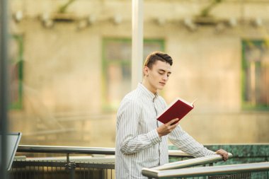 Adam stsnd Kütüphane ve okuma kitabı ile bulanıklık arka plan güneş 