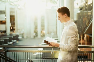 Adam stsnd Kütüphane ve okuma kitabı ile bulanıklık arka plan güneş 